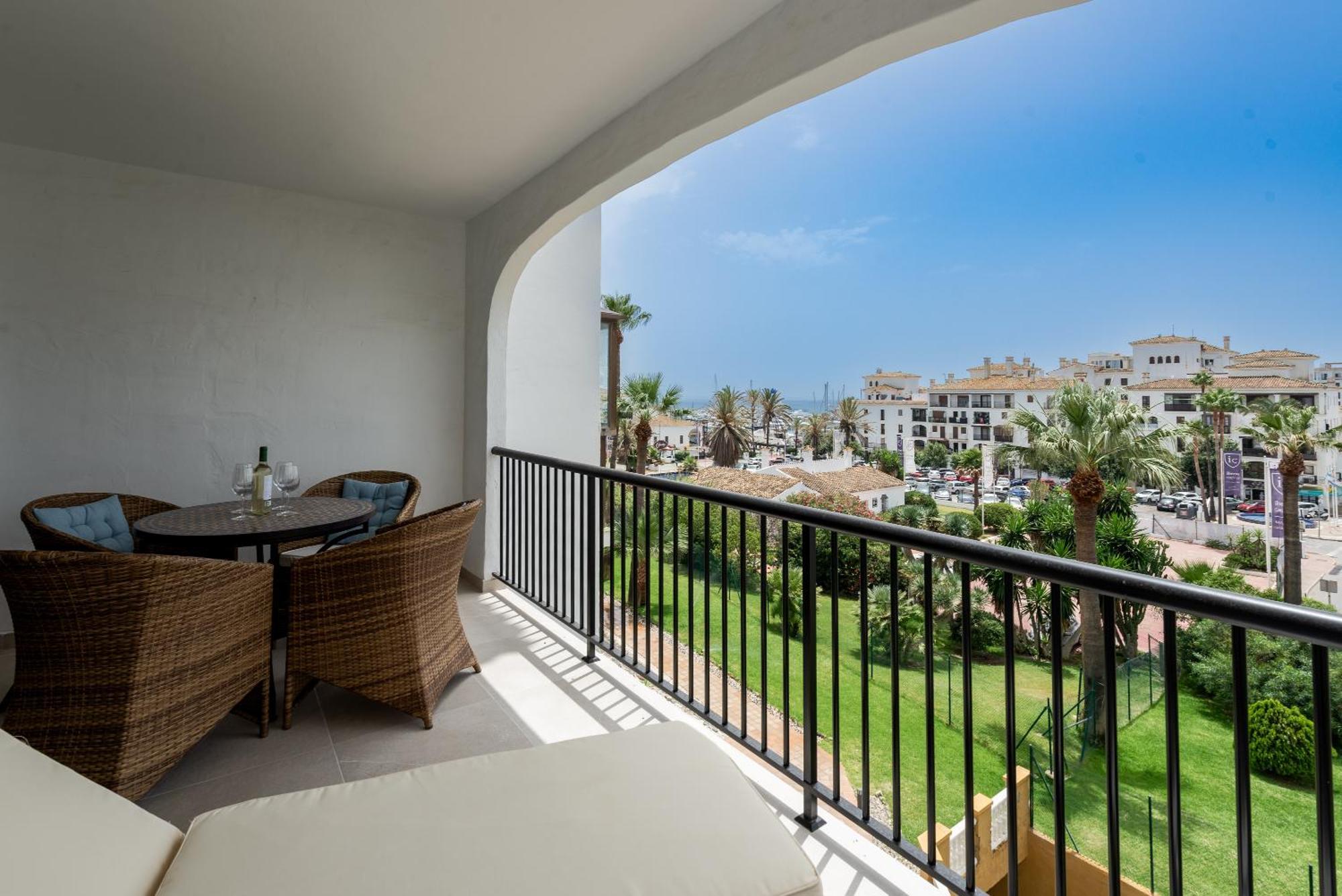 Duquesa Port Retreat Apartment Manilva Bagian luar foto